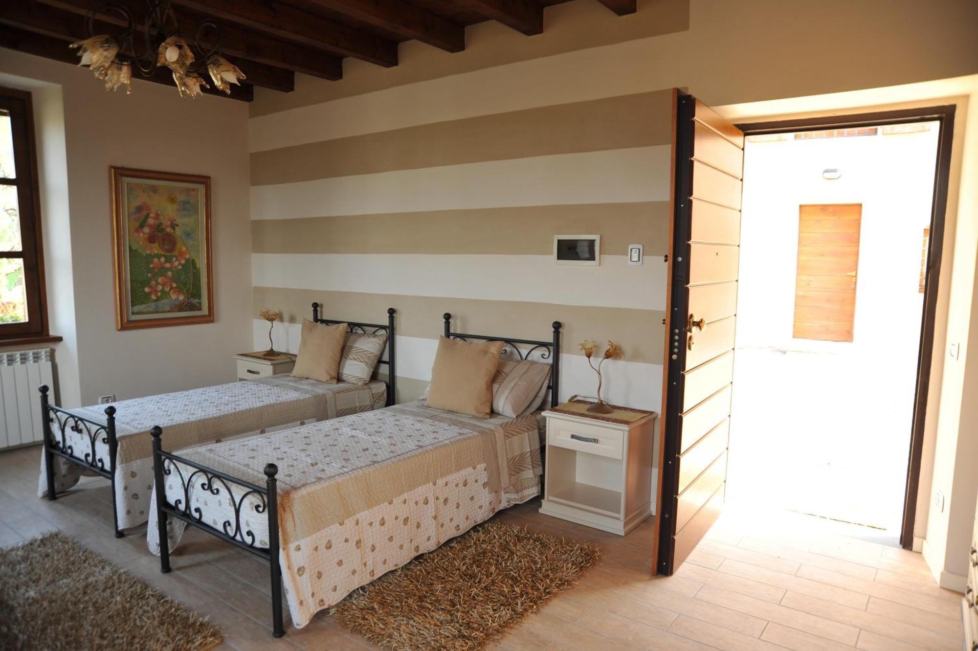 إيزِيو B&B Ronco Degli Ulivi الغرفة الصورة