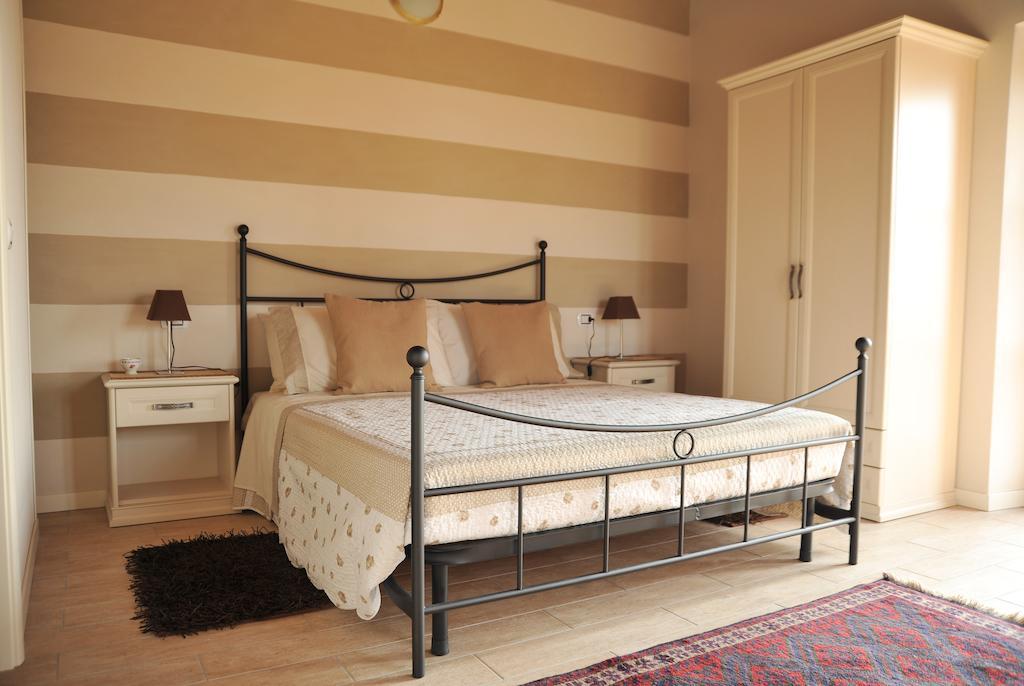 إيزِيو B&B Ronco Degli Ulivi الغرفة الصورة